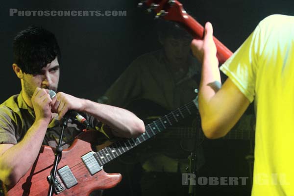 FOALS - 2008-02-21 - PARIS - La Maroquinerie - Yannis Philippakis - Walter Gervers